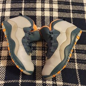 😎 Boys "Air Jordan 10 Retro  (Bobcats)" (GUC) 2Y